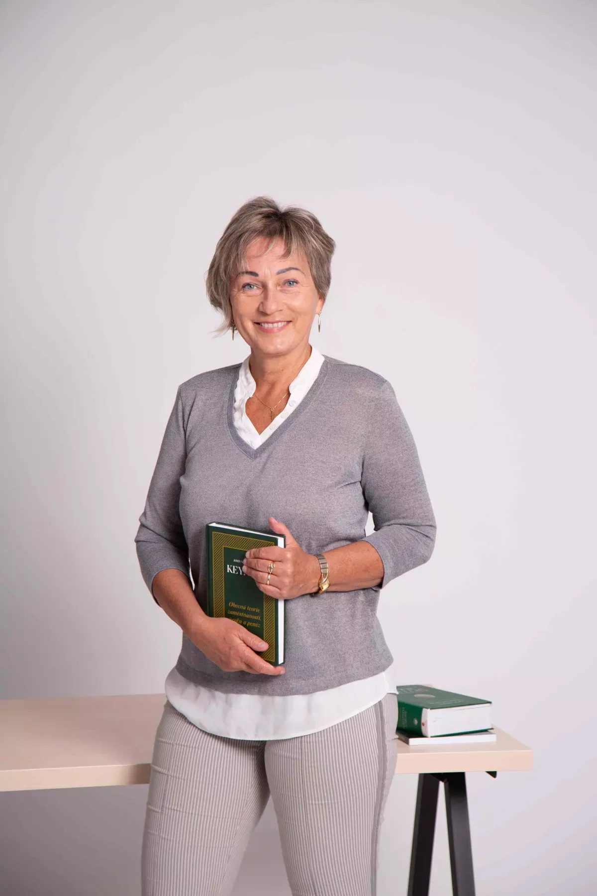 Jana Piteková s knihou